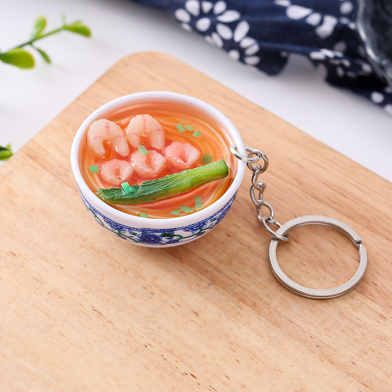 พวงกุญแจถ้วยราเมนจิ๋วเสริฟในชามจิ๋วสีดำพร้อมกุ้งจิ๋วและผักจิ๋วสำหรับสะสม