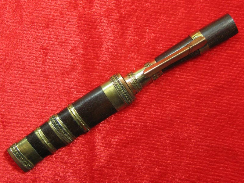 (19) มีดหมอหลวงพ่อคูณ วัดบ้านไร่ ปี 36 (ด้ามไม้ฝักไม้) ออกที่วัดประโดก อ.เมืองนครราชสีมา ปี 2536