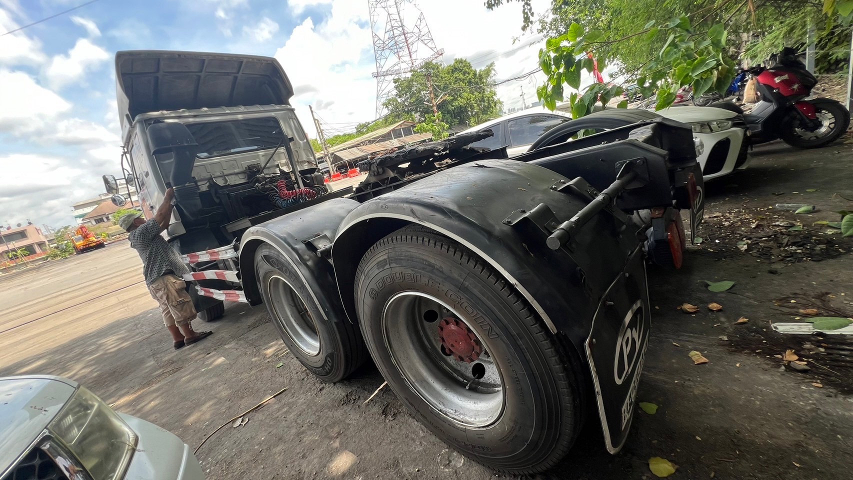 10ล้อหัวลากNISSAN UD 454 นิสสันยูดี 320แรงม้าปี2551 355,000 ขายตามสภาพไม่รับประกัน