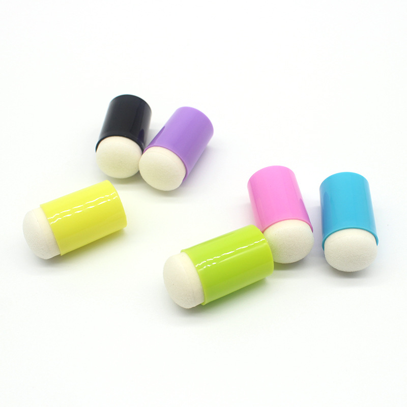 ฟองน้ำแบบแท่งสำหรับงานศิลปะและงานดินปั้นจิ๋วสามารถนำสีอะคริลิคเพื่อเกลี่ยสี