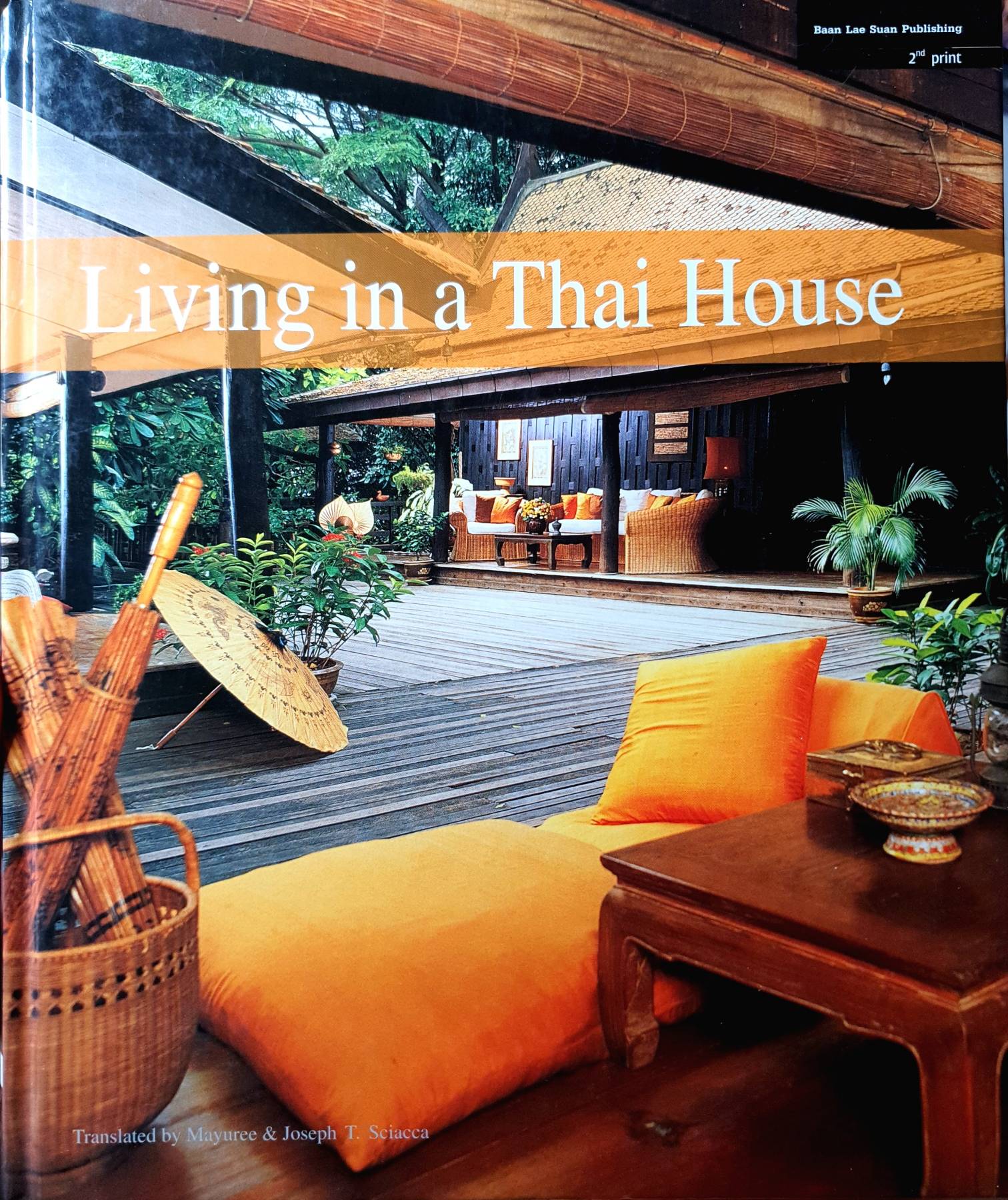 Architecture : Living in a Thai House. By Mayuree & Joseph T. Sciacca.