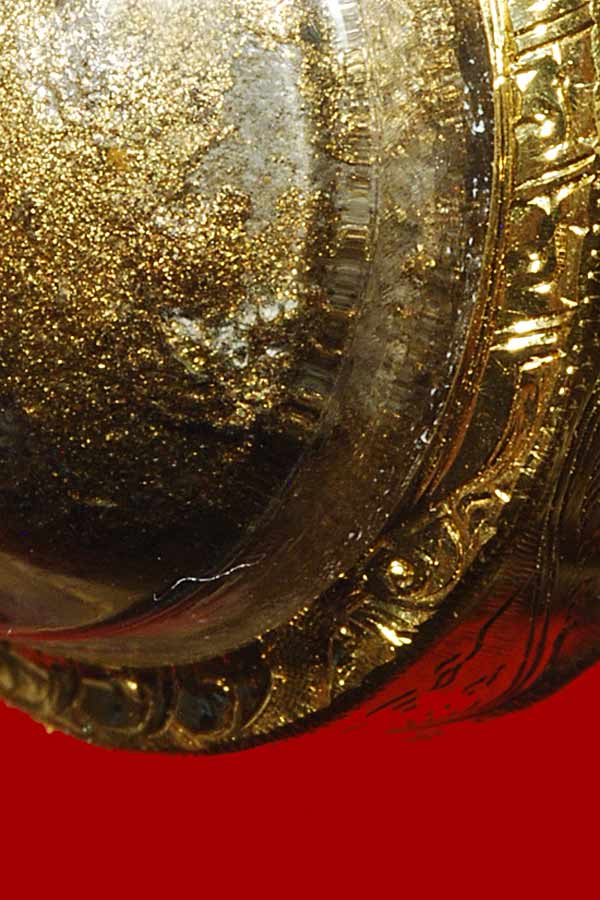 (20) ลูกอมผงพลายหลวงปู่ทิม เนื้อขาว บรอนด์วานิชย์ 1.5 ซ.ม. ยุคต้น เลี่ยมทองกันน้ำพร้อมบูชา