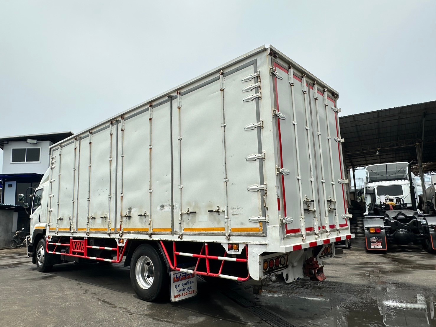 6ล้อตู้ทึบ7.65ม.8น๊อต ISUZU FTR 240 ปี2560 ย.7.6ก.2.35ส2.5ม.930,000บ.ปรับลง890,000บ.3921