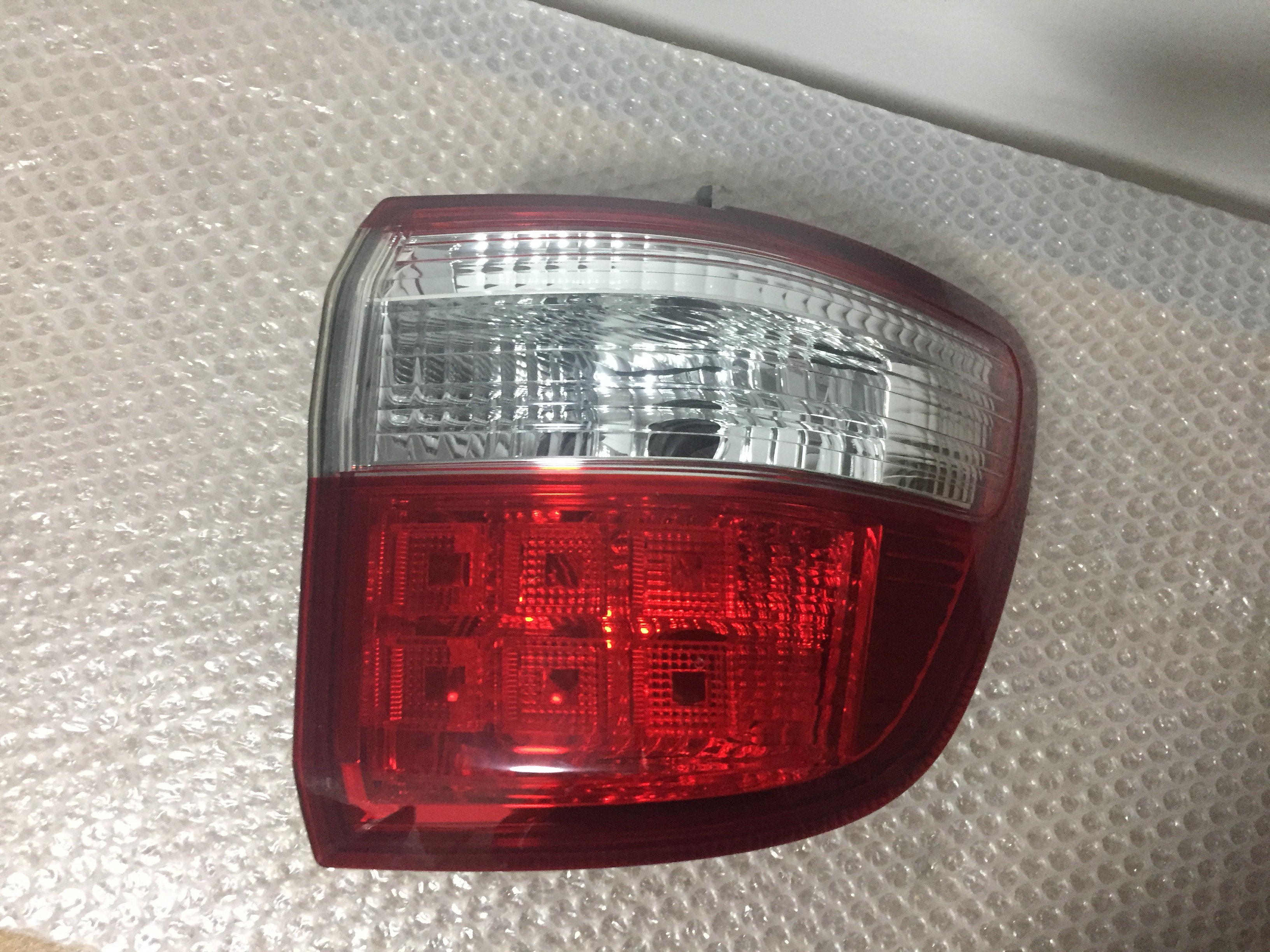 ไฟท้าย Toyota Forturner หน้ายักษ์ 2012-2014 ข้างขวา ของแท้มือสอง