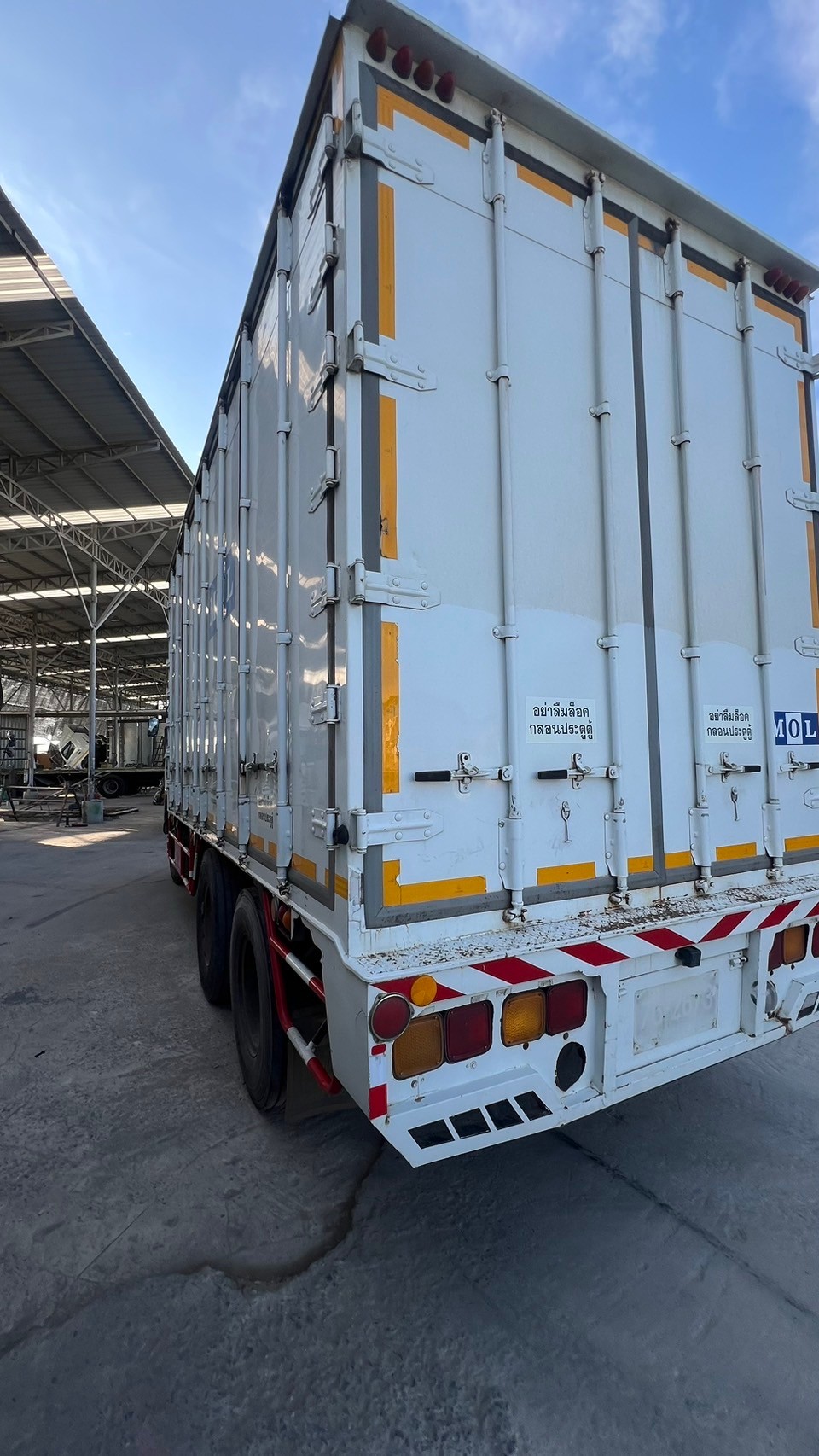 10ล้อตู้ทึบ10บาน6.2ม.NISSANนิสสันยูดี 254 แรงม้าปี48ตามสภาพ350,000บ4091มี3คัน(A)