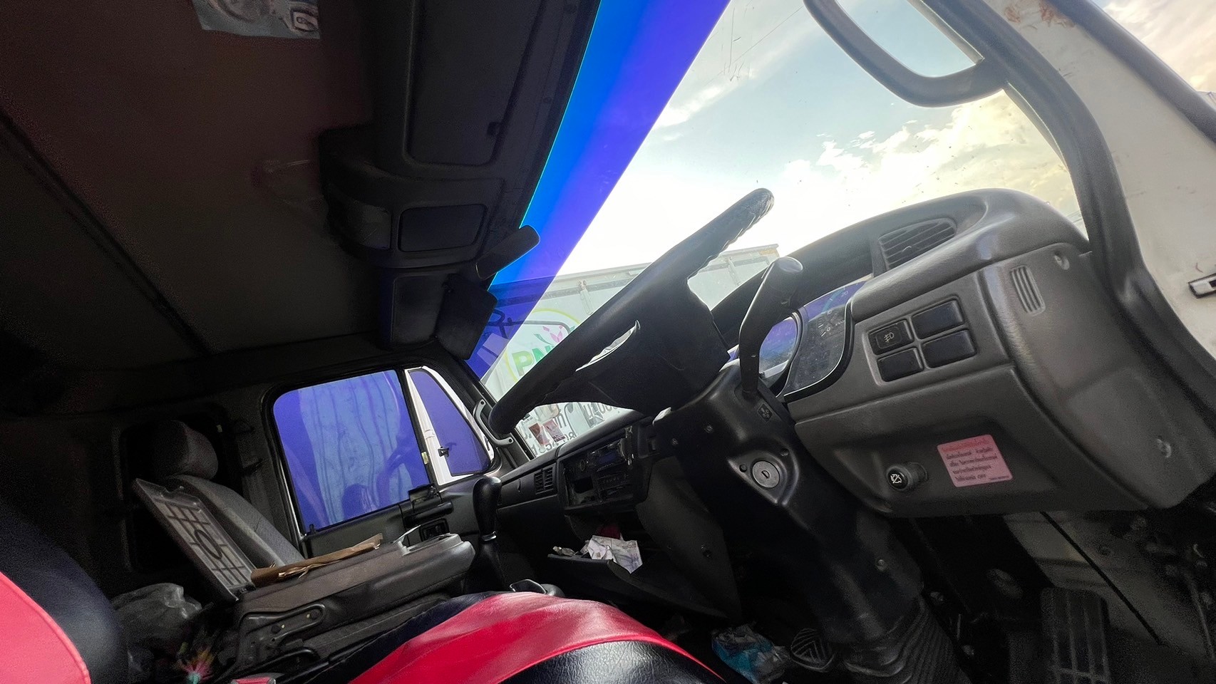 10ล้อตู้ทึบ10บาน6.2ม.NISSANนิสสันยูดี 254 แรงม้าปี48ตามสภาพ350,000บ4091มี3คัน(A)