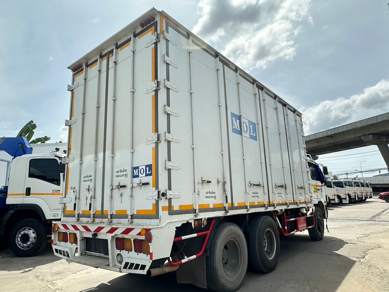 10ล้อตู้ทึบ10บาน6.2ม.NISSANนิสสันยูดี 254 แรงม้าปี48ตามสภาพ350,000บ4091มี3คัน(A)