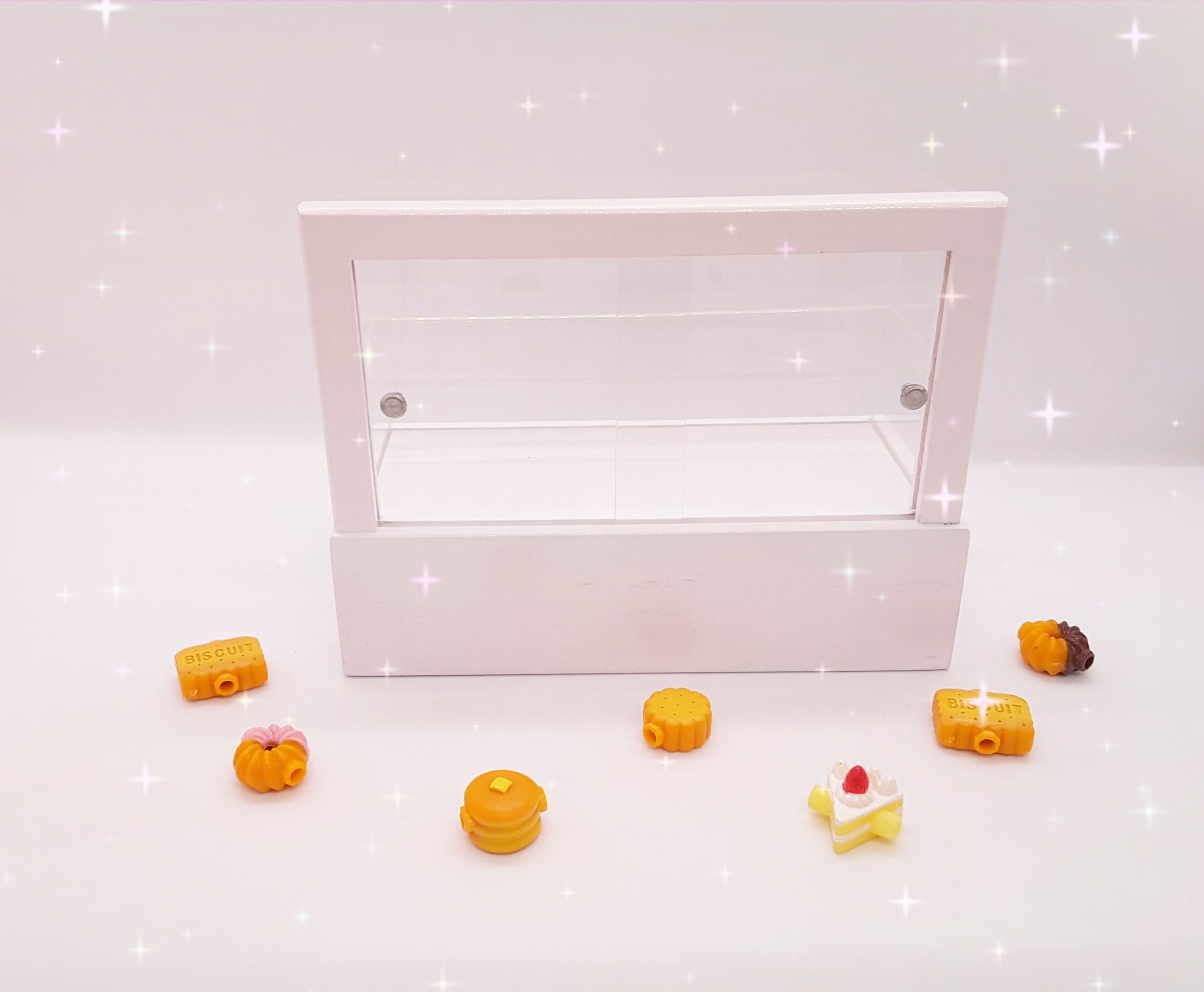 ตู้เบเกอรี่จิ๋วสำหรับใส่งานปั้นดินจิ๋ว อาทิ เช่น เค้กจิ๋ว มาการองจิ๋วเหมาะสำหรับผู้ที่รักการสะสมของจิ๋วและผู้ที่รักการปั้นอาหารจิ๋ว