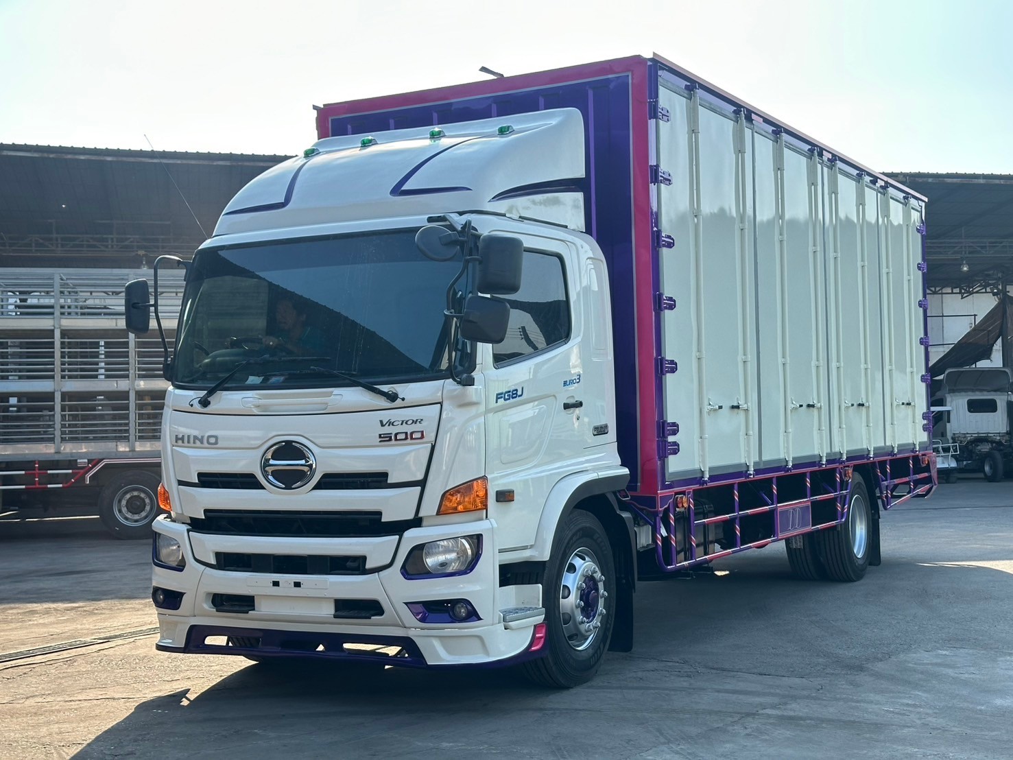 6ล้อตู้ทึบ7.6ม.HINO Victor FG8J 240แรง ปี2560 ย.7.6ก.2.44ส.2.6 เก็บงานเป็นสีม่วงแล้ว 1.31ล.PRO1.28 ล.S5797
