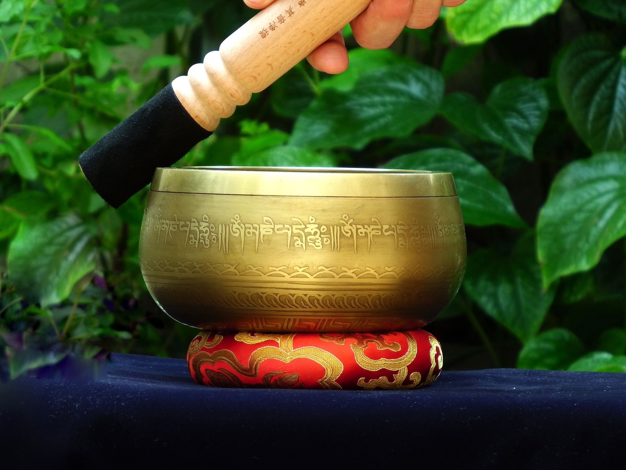 Tibetan Singing Bowl ขันทิเบต(ทองเหลืองรมดำ) งานทำมือโดยช่างฝีมือชาวเนปาล (14.5 cm.)
