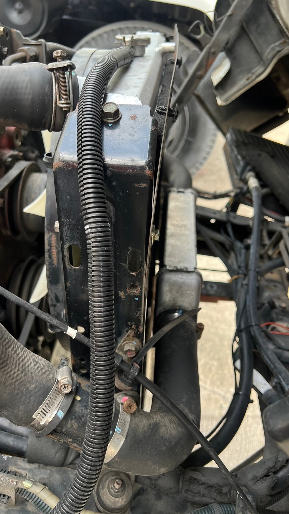 6ล้อตู้ทึบ4.9ม.4บานHINO DUTRO 121แรง ปี2547 โบอินเตร์ ยาว4.9ม สด 195,000 บ.9617