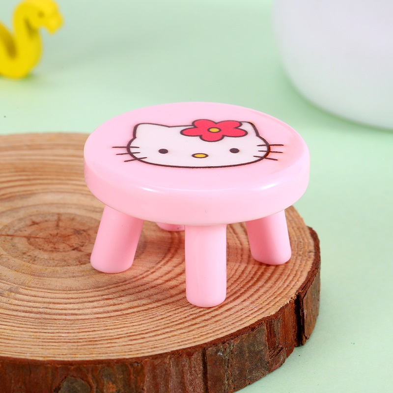 เก้าอี้จิ๋วการ์ตูน KT โต๊ะเล็ก อุปกรณ์สามมิติ ร้านสะดวกซื้อ อาหารจิ๋ว และเครื่องประดับผม เครื่องประดับรถยนต์ พวงกุญแจ อุปกรณ์เรซิน