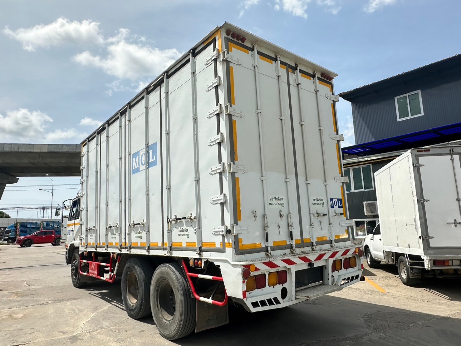 10ล้อตู้ทึบ10บาน6.2ม.NISSANนิสสันยูดี 254 แรงม้าปี48ตามสภาพ350,000บ4091มี3คัน(A)