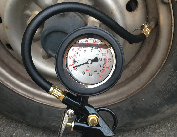 ปืนเติมลมพร้อมเกจ์วัดแรงดัน แบบสายอ่อน หน้าปัดน้ำมัน [ขายส่ง]