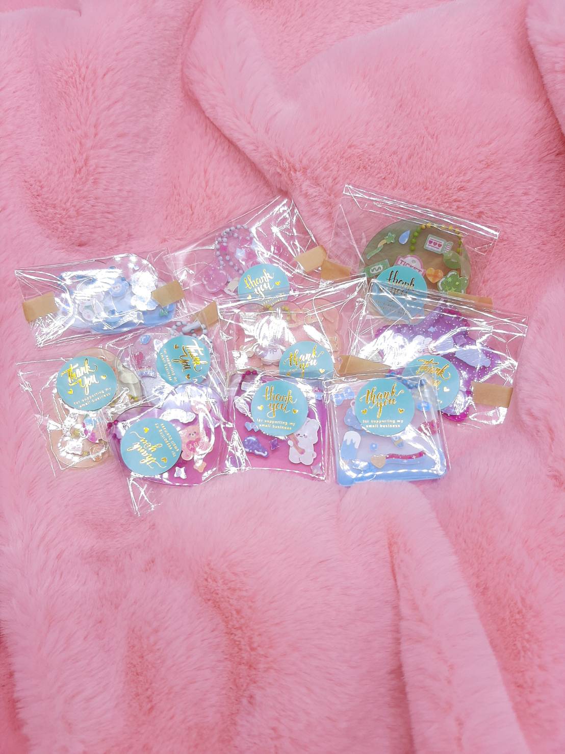 พวงกุญแจน่ารักเกินปุยมุ้ยพลาสติกใสพร้อมสติ๊กเกอร์ตกแต่งลายต่างๆสำหรับนักสะสมของจิ๋วและผู้ที่รักการสะสม พวงกุญแจแสนน่ารัก ของโดยเฉพาะ