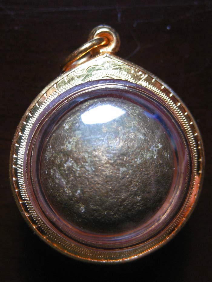 (7) ลูกอมผงพรายกุมาร เนื้อขาวชุบบรอนซ์น้ำมัน ขนาด 1.6 ซม. สภาพบรอนซ์ทอง 70% พร้อมเลี่ยมทอง