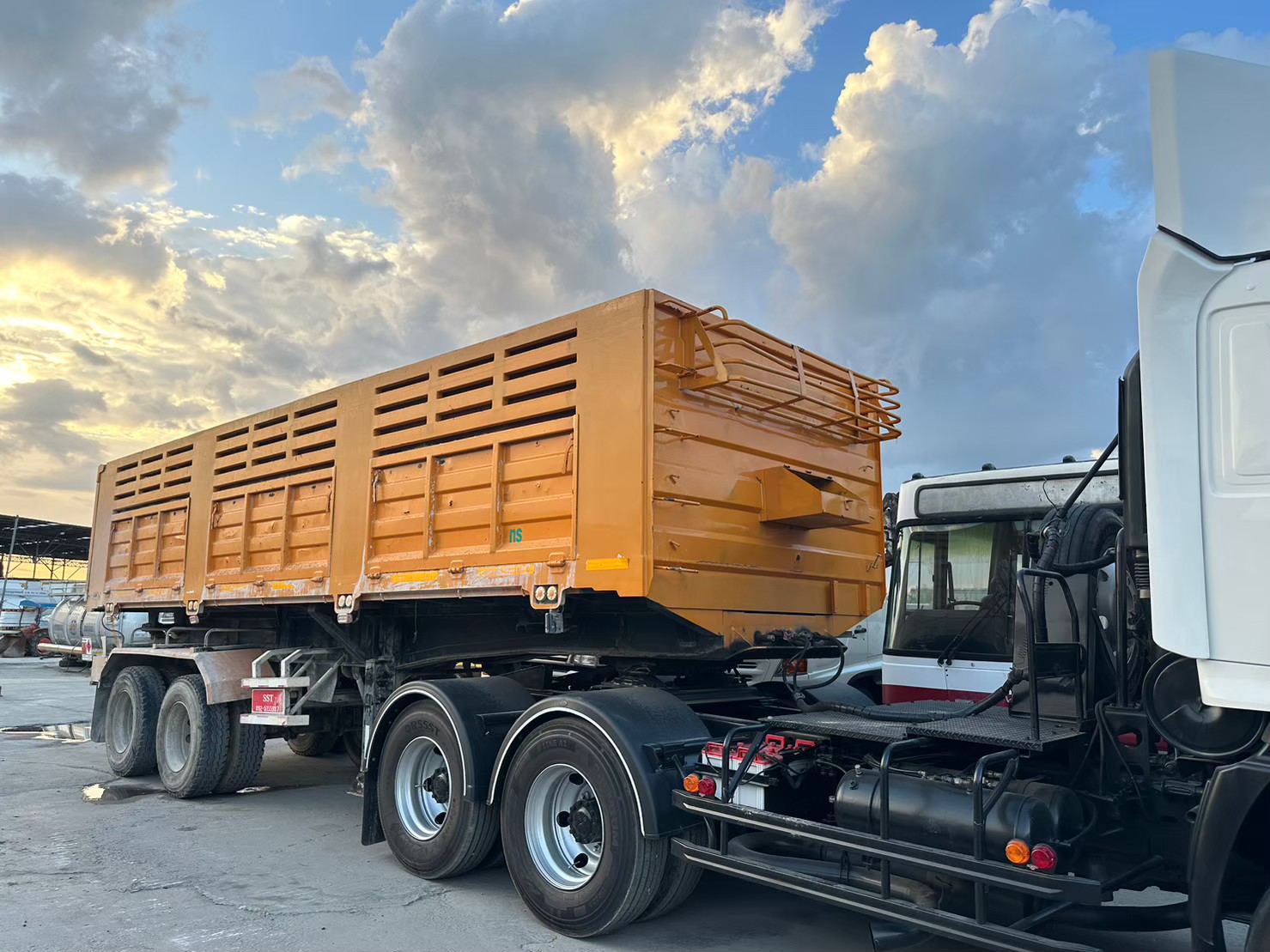 หางเซมิดั้ม2เพลา10น้อตปี2559สภาพพร้อมใช้ 380000