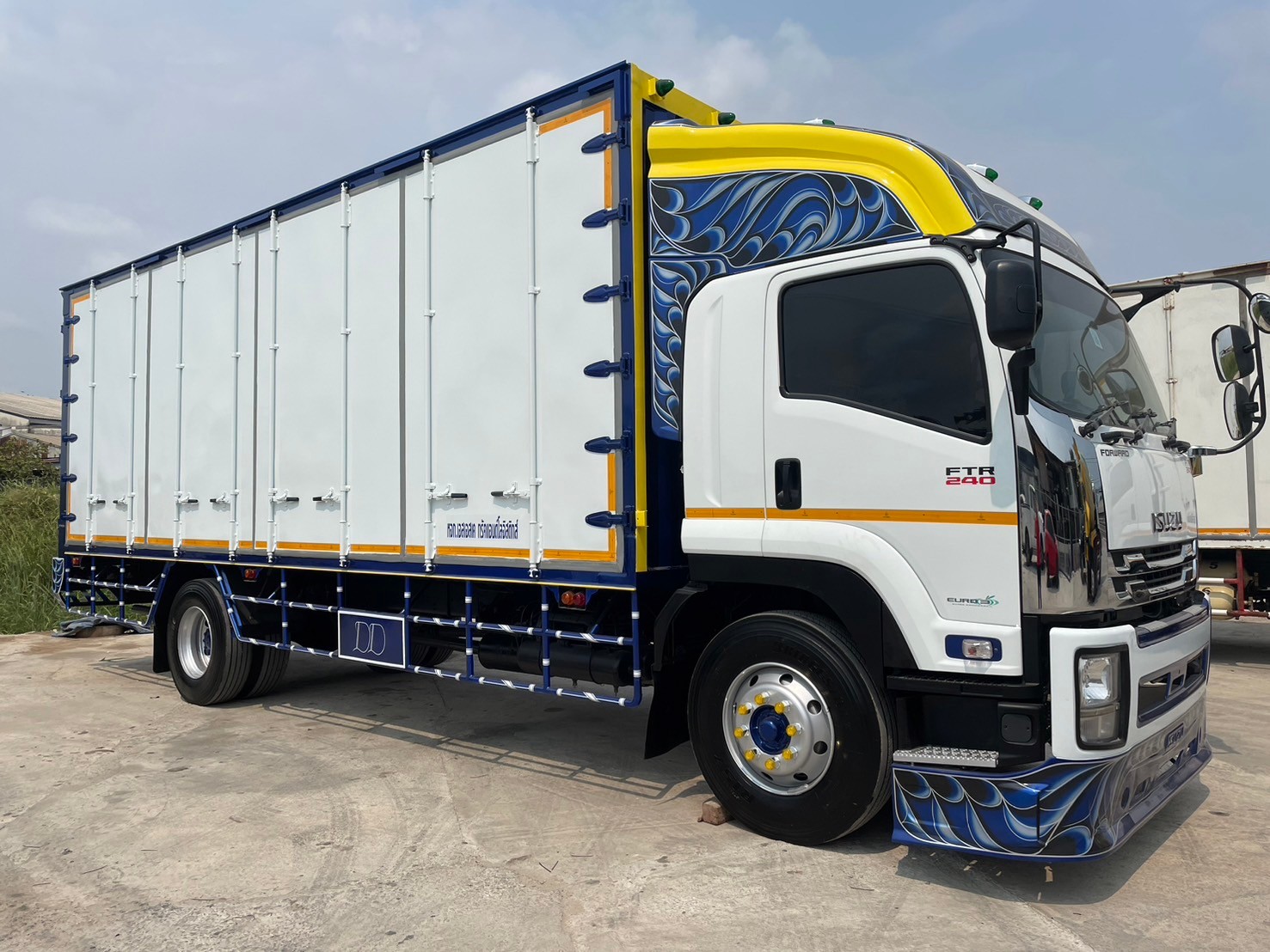 6ล้อตูัทึบ7.5m ISUZU FTR 240 ปี56 7.5m 1,050,000