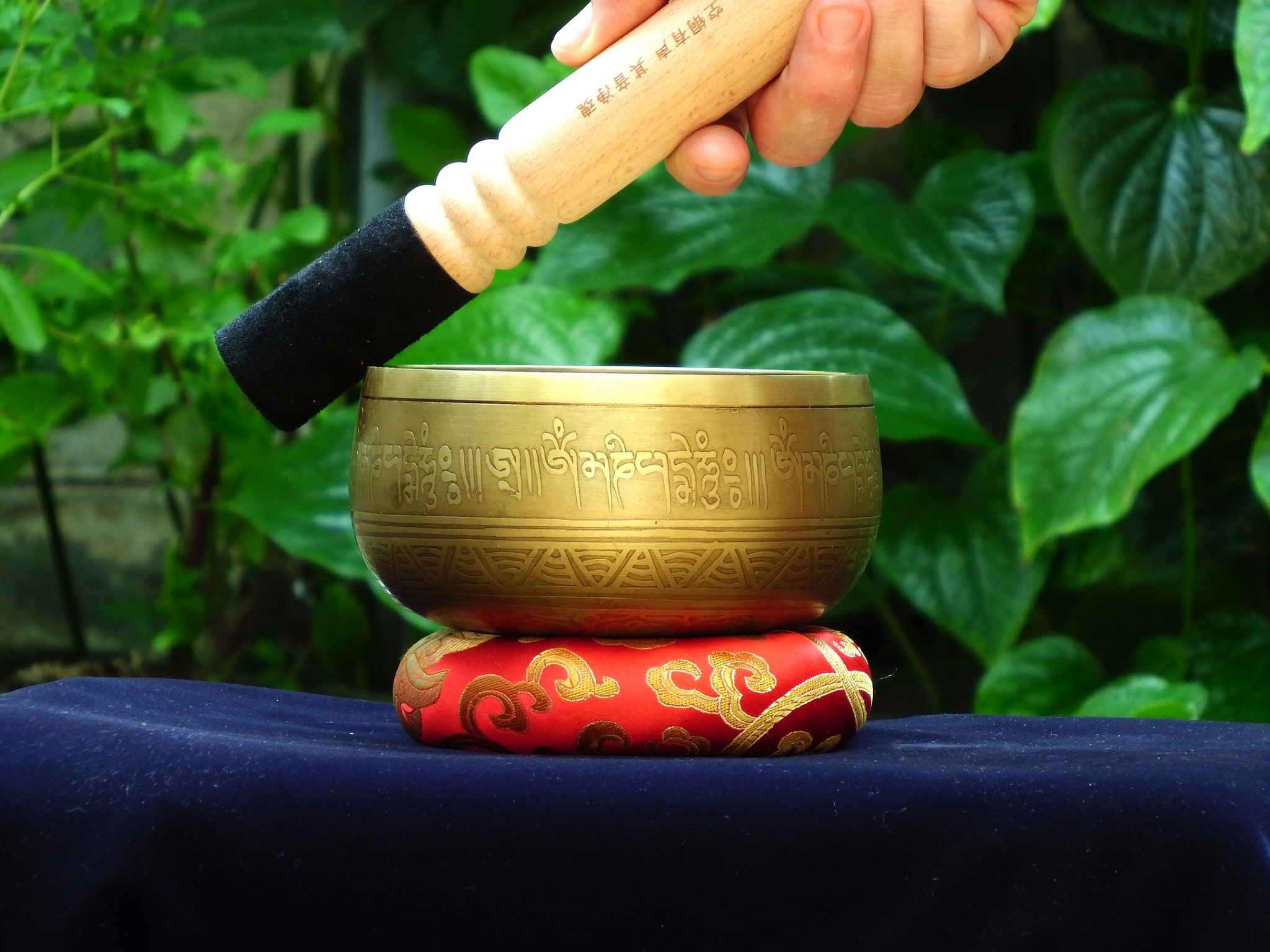 Tibetan Singing Bowl ขันทิเบต(ทองเหลืองรมดำ) งานทำมือโดยช่างฝีมือชาวเนปาล (12.5 cm.)