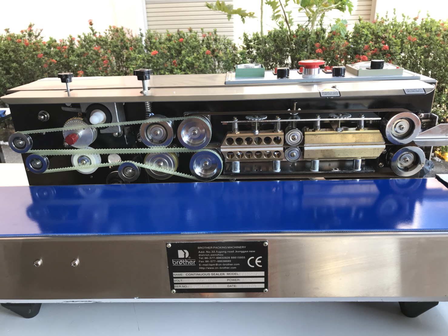 เครื่องซีลสายพานต่อเนื่องเติมในโตรเจน SF-150W แนวนอน (อนาล็อค)