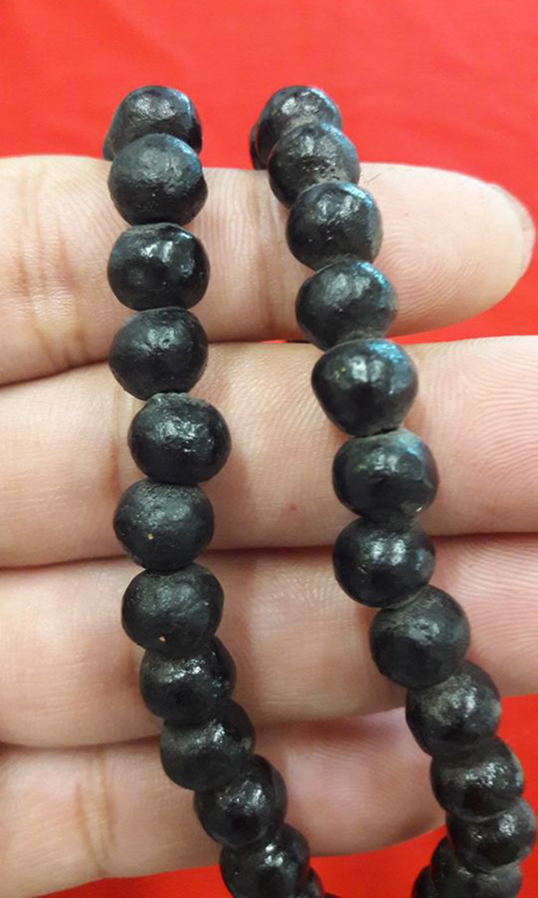 ประคำผงเหล็กน้ำพี้ ปี 2543 แยกจากพระบูชา รุ่นรวยทันใจปี 2543 จำนวน 1 เส้น