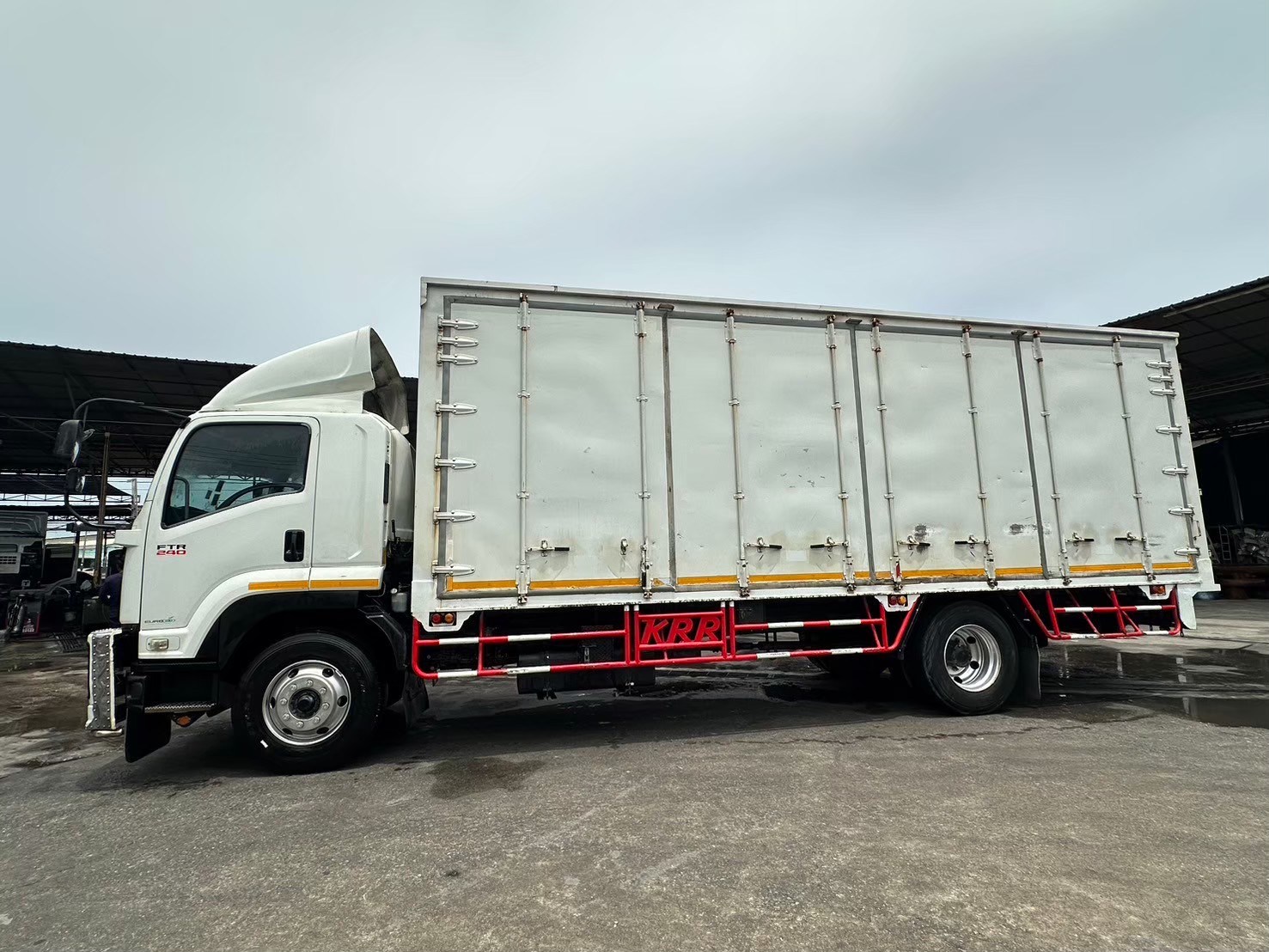 6ล้อตู้ทึบ7.65ม.8น๊อต ISUZU FTR 240 ปี2560 ย.7.6ก.2.35ส2.5ม.930,000บ.ปรับลง890,000บ.3921