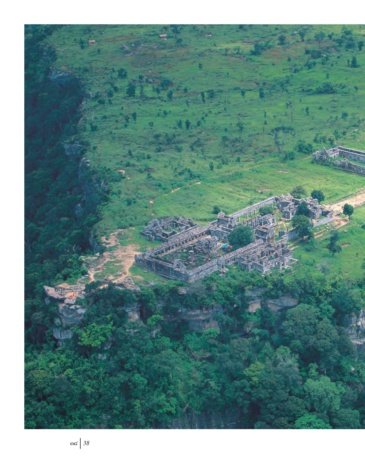 ภาพถ่ายทางอากาศ ๗ ปราสาทหิน มหัศจรรย์แห่งอีสาน (หนังสือคืนจากร้านค้า สภาพ 70% มีตำหนิ)