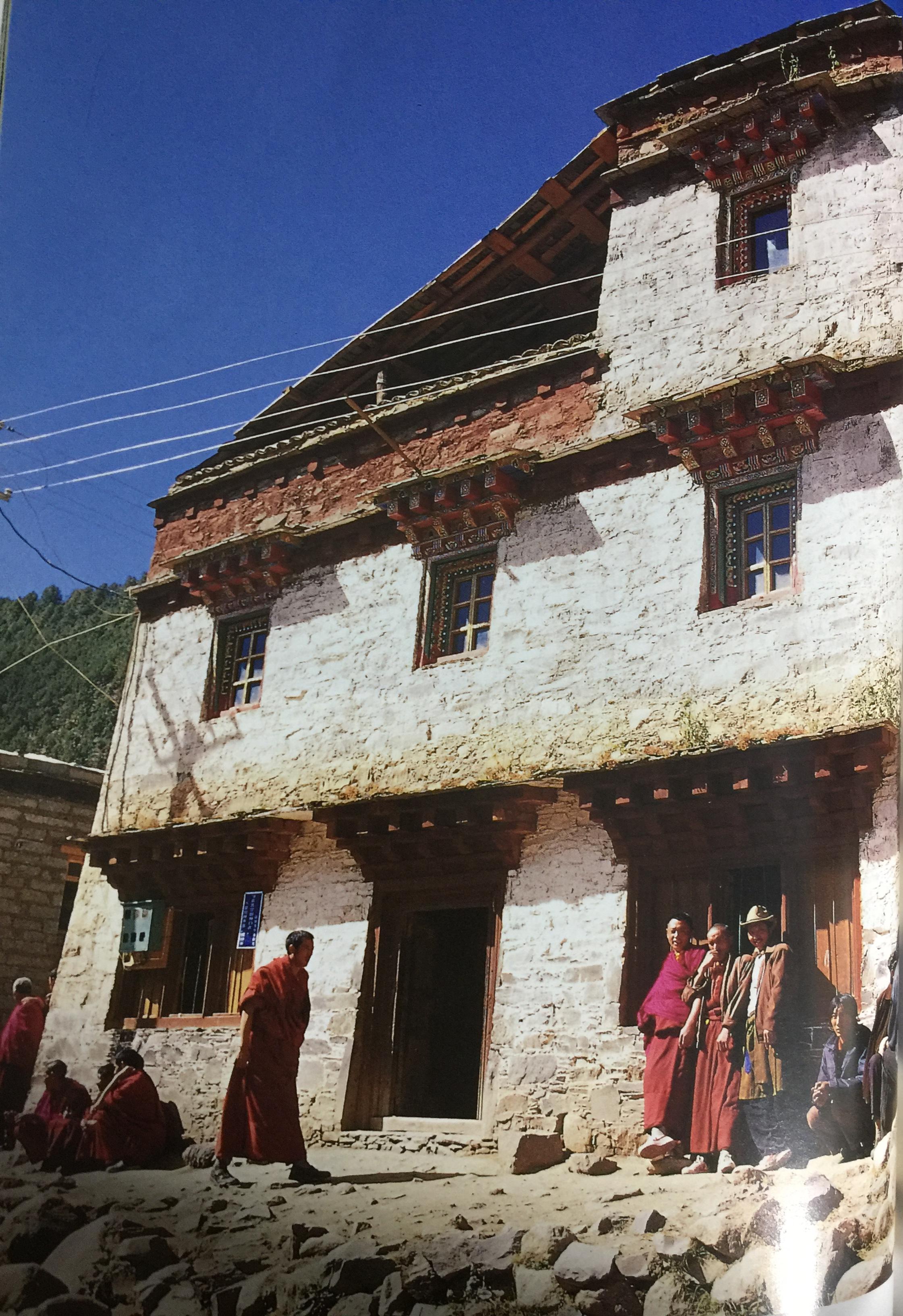 เลียบหิมาลัย จากแชงกรี-ล่า สู่หลังคาโลก ผู้เขียน ดวงดาว สุวรรณรังษี และทีมงาน Explorer