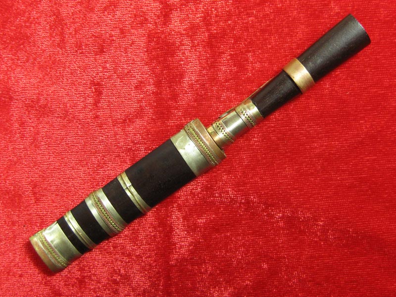 (18) มีดหมอหลวงพ่อคูณ วัดบ้านไร่ ปี 36 (ด้ามไม้ฝักไม้) ออกที่วัดประโดก อ.เมืองนครราชสีมา ปี 2536