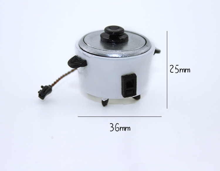 หม้อหุงข้าวจิ๋วสีขาวรุ่นมีทัพพีจิ๋วแขวนข้างพร้อมฝาปิดจิ๋วเปิดด้วยมือสายปลั๊กไฟสีดำจิ๋วสำหรับตกแต่งห้องครัวจิ๋ว,ร้านอาหารจิ๋วจำลอง