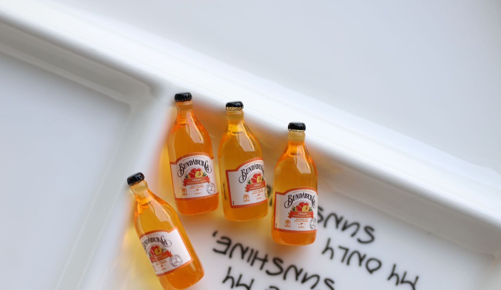 เครื่องดื่มน้ำผลไม้จิ๋วหลากสีเหมาะสำหรับนักสะสมของจิ๋วและนำไปเป็นพร๊อพตกแต่งบ้านตุ๊กตาขนาดจิ๋วให้สวยงาม