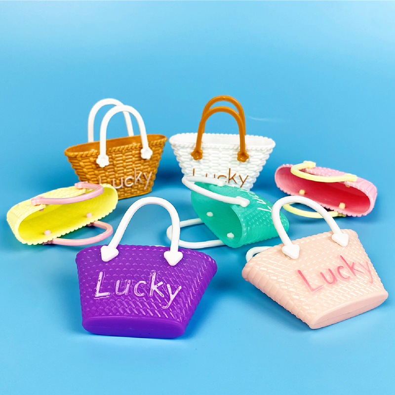 กระเป๋าตะกร้าสานจิ๋วรุ่นLucky มีหลายสีให้เลือกสำหรับตกแต่งบ้านตุ๊กตาจิ๋วแบบงานจำลองจากพลาสติกไม่บาดมือมีหลากหลายสีให้เลือกสรร