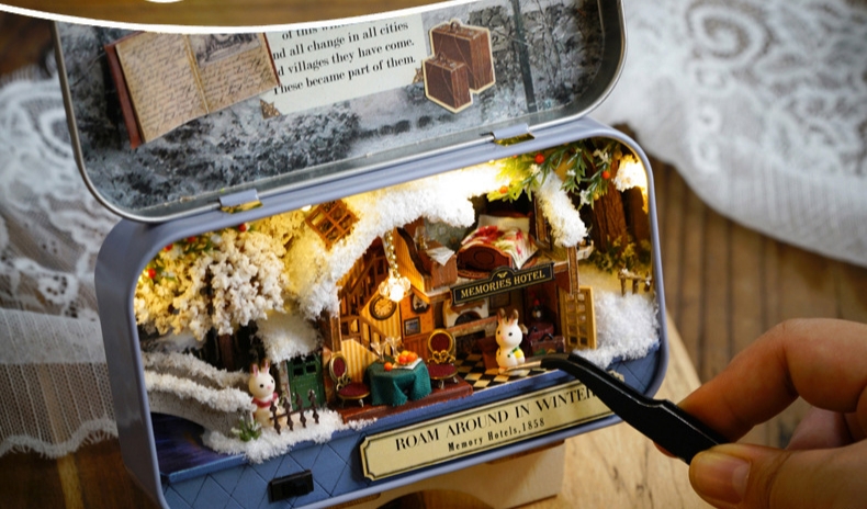 โมเดลจำลองบ้านกระท่อมจิ๋วกล่องเหล็กสีม่วงสำหรับนักสะสมและนักdiyชุดRoam around in winter