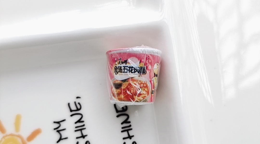 ของจิ๋วจำลองบะหมี่กึ่งสำเร็จรูปเล่นพวงกุญแจ เรซิ่นอุปกรณ์เครื่องประดับบ้านตุ๊กตาภูมิทัศน์ไมโครเครื่องประดับ