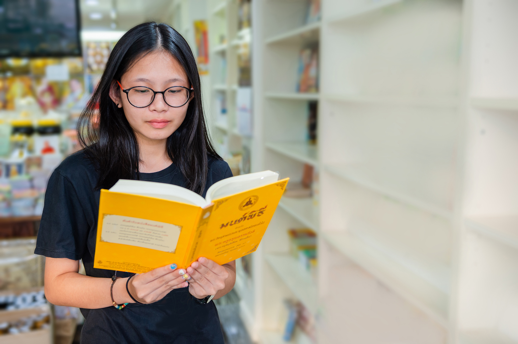 หนังสือสวดมนต์ มนต์พิธีพระครูสมุห์เอี่ยม สำหรับพระภิกษุสามเณรและพุทธศาสนิกชนทั่วไป เล่มเหลืองกลาง ปกแข็ง เย็บกี่ ใสกาว บจ.สำนักพิมพ์เลี่ยงเชียง เพียรเพื่อพุทธฑศาสน์