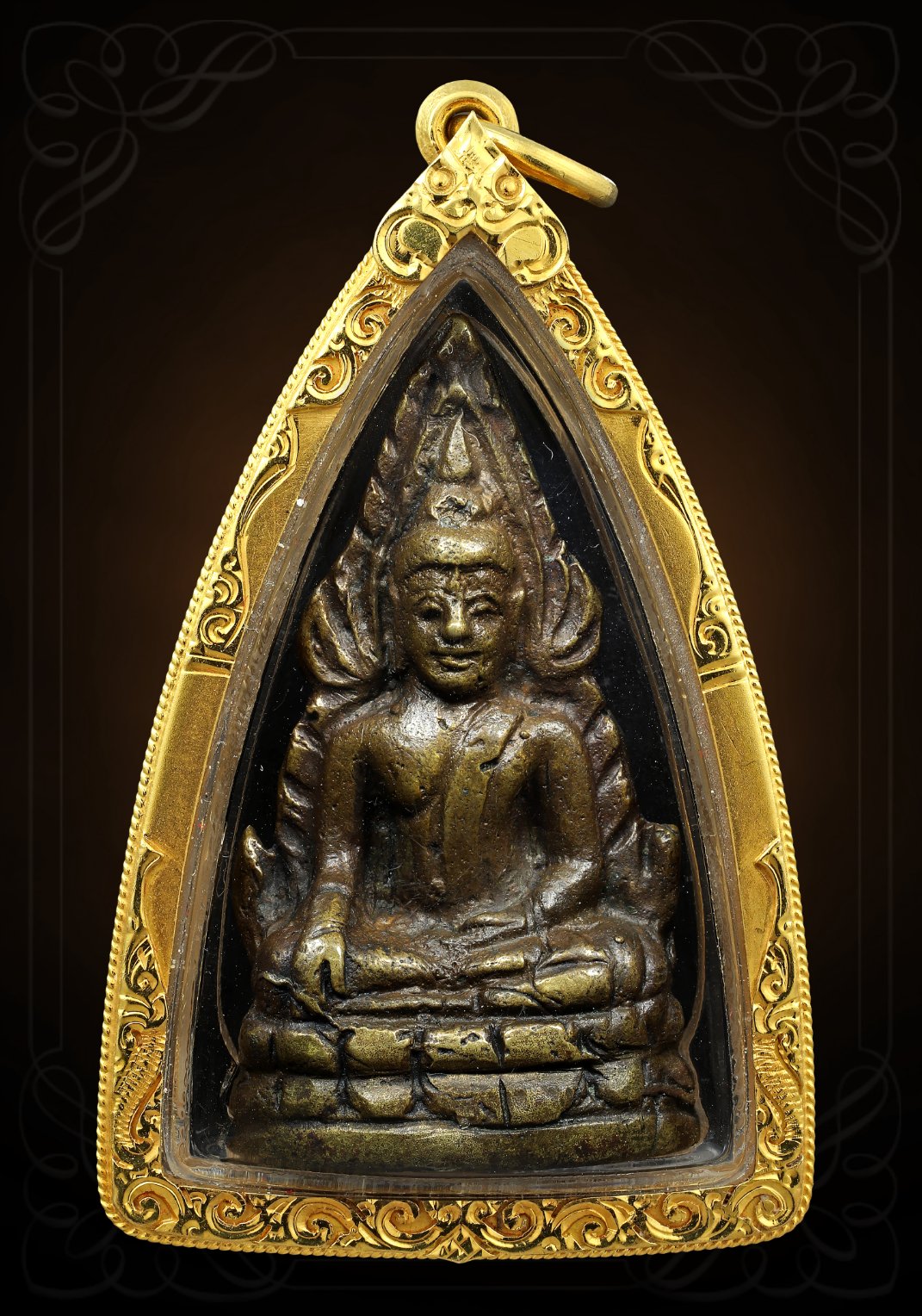 พระพุทธชินราชอินโดจีน ปี 2485 พิมพ์ B เลี่ยมทองหนาๆ พร้อมบูชา