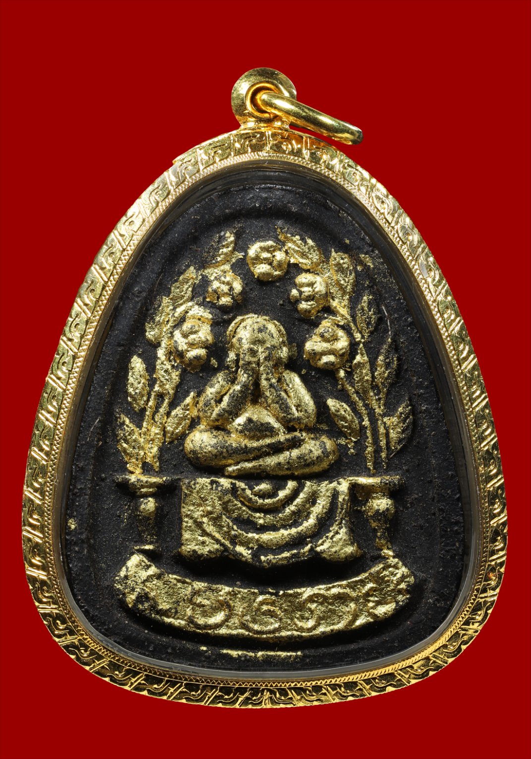 พระปิดตา ลป.เฮี้ยง วัดป่า พิมพ์ซุ้มแจกัน เนื้อผลคลุกรัก ปี 2510 เลี่ยมทองพร้อมบูชา