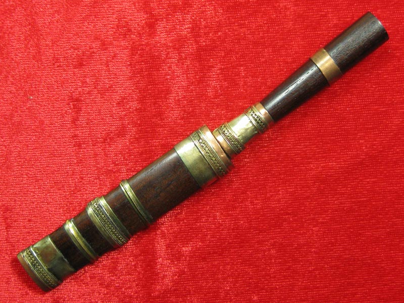 (8) มีดหมอหลวงพ่อคูณ วัดบ้านไร่ ปี 36 (ด้ามไม้ฝักไม้) ออกที่วัดประโดก อ.เมืองนครราชสีมา ปี 2536