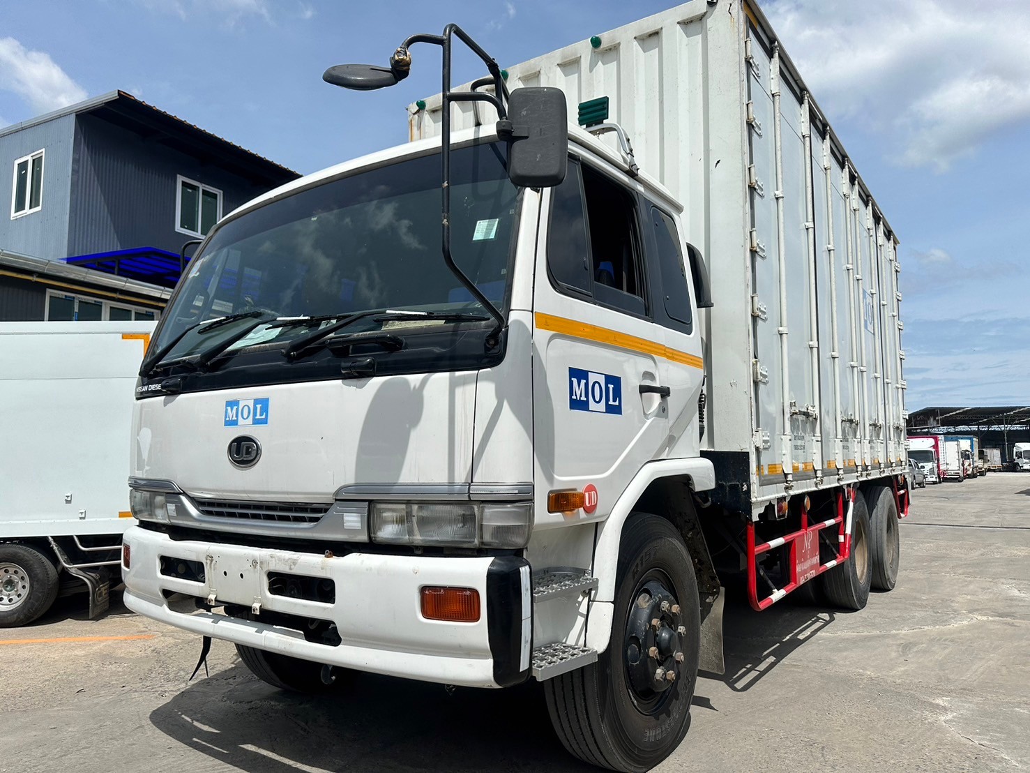 10ล้อตู้ทึบ10บาน6.2ม.NISSANนิสสันยูดี 254 แรงม้าปี48ตามสภาพ350,000บ4091มี3คัน(A)