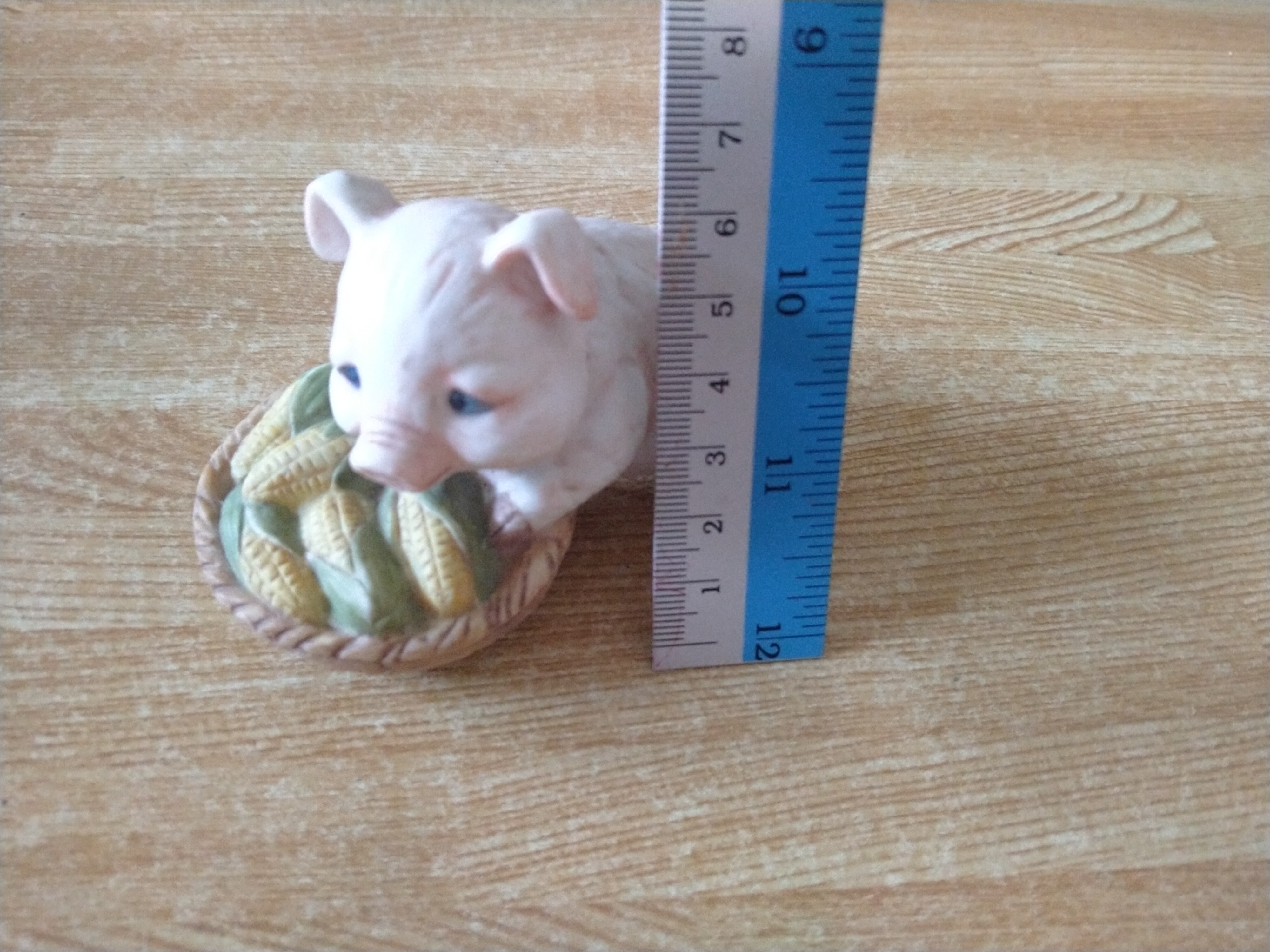 ตุ๊กตาหมูเกาะตะกร้าข้าวโพด