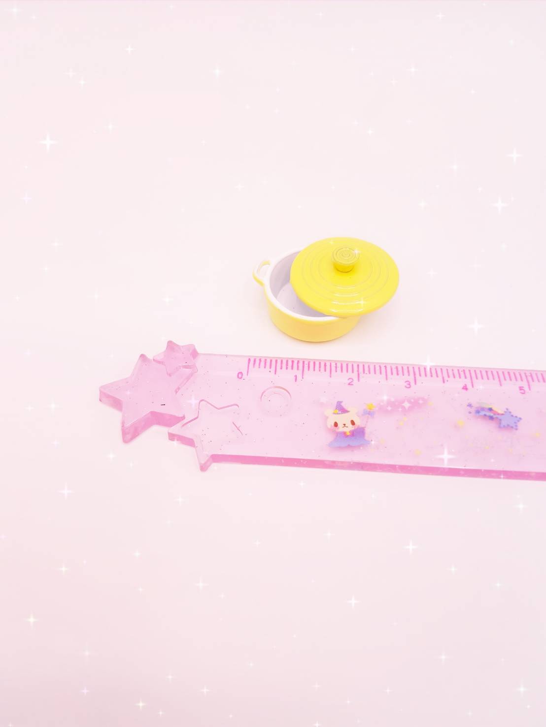 หม้อจิ๋วสีน้ำตาลพร้อมฝาสีสันสวยงามเหมาะสำหรับจัดตกแต่งร้านอาหารจิ๋วจำลอง