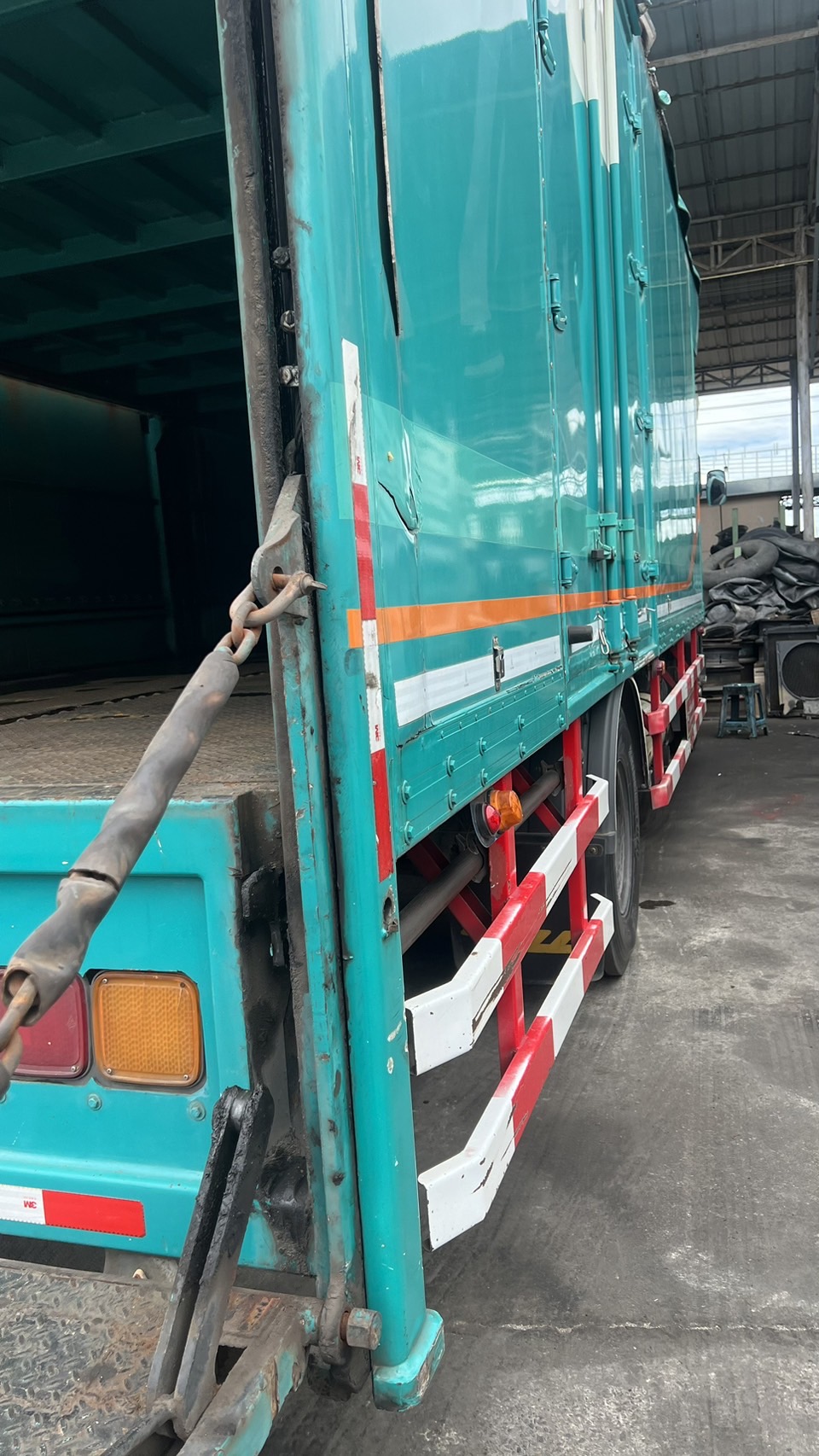 6ล้ออีซูซุตู้ทึบ1บาน7.7ม ISUZU CNG FTR220แรงปี2555 ย.7.7ก.2.4ส.2.8รถขนมอเตอร์ไซด์2ชั้นพร้อมลิฟท์ท้ายสภาพสวย พร้อมใช้งานคัดซี385,000บ.พร้อมตู้450,000บ.มี2คันA