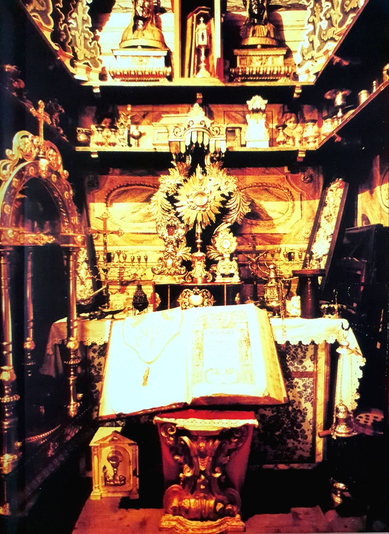 Collectible Book, Arezzo The Gold Experience from Italy, Lots of Pictures, In Italian, History on Arezzo, Italy