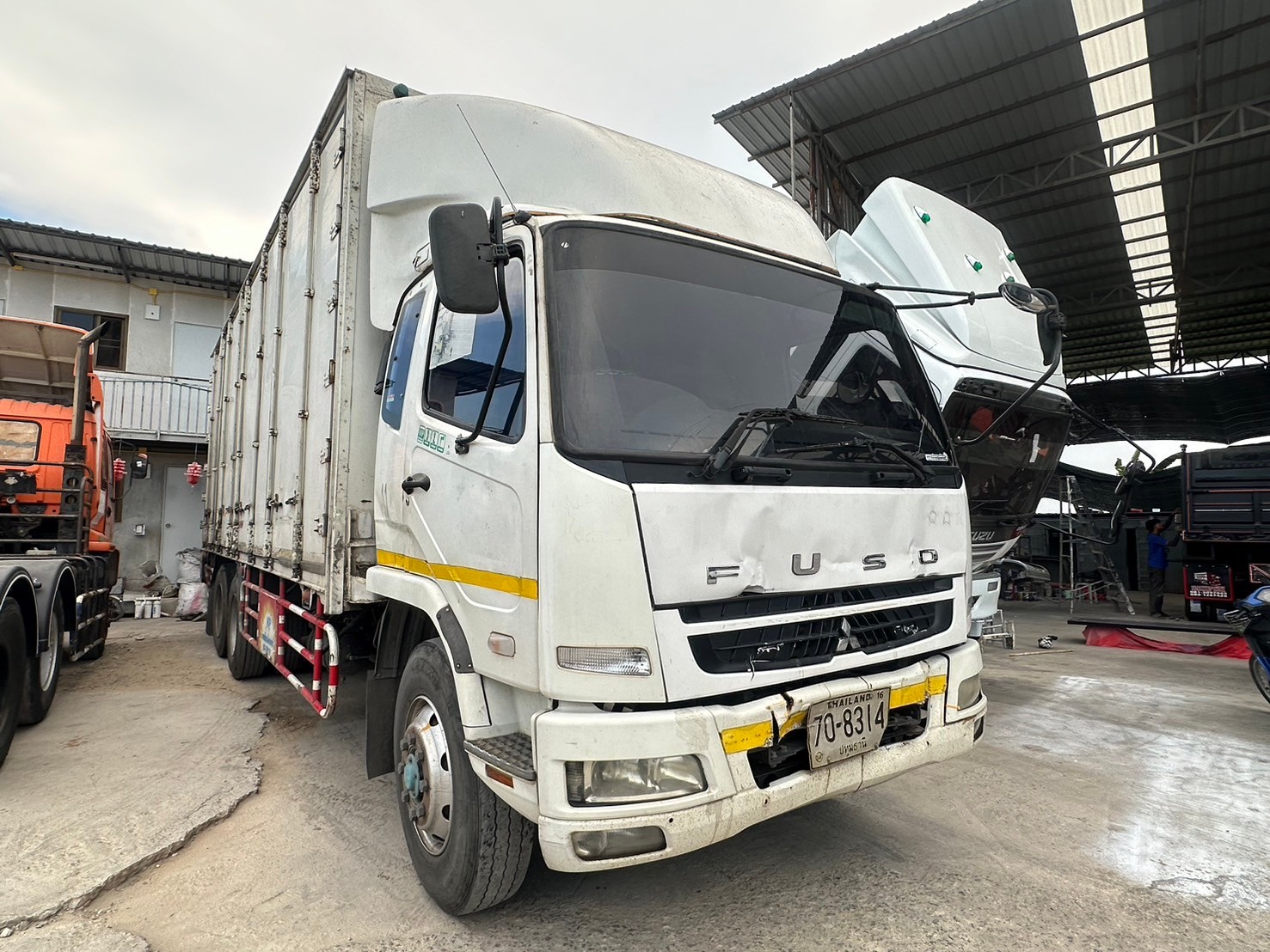 10ล้อตู้ทึบเพิ่มเพลา fuso ย.7.4เมตรมิตซูบิชิ MITSUBISHI เครื่อง 240 แรงม้าปี 2557-58ราคา5.8แสน5060สด💥3คันB