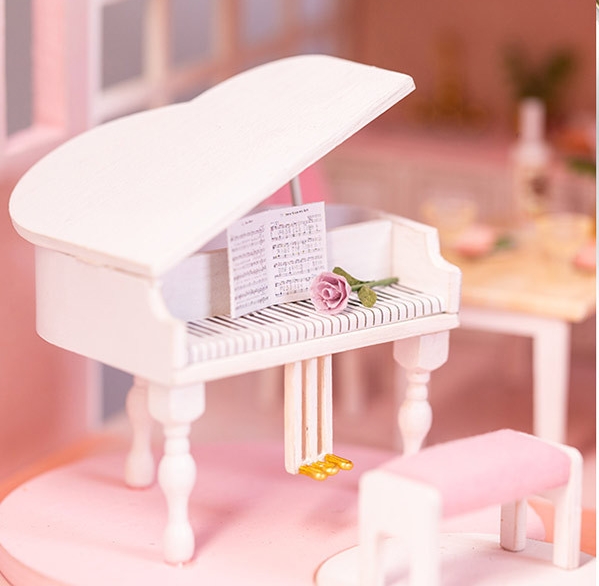 โมเดลบ้านตุ๊กตาจำลองในชุดKnow me DIY Cottage Dream Girl Heart ด้วยแกรนด์เปียโนสีขาวหรูหราสง่างามดั่งเจ้าหญิง