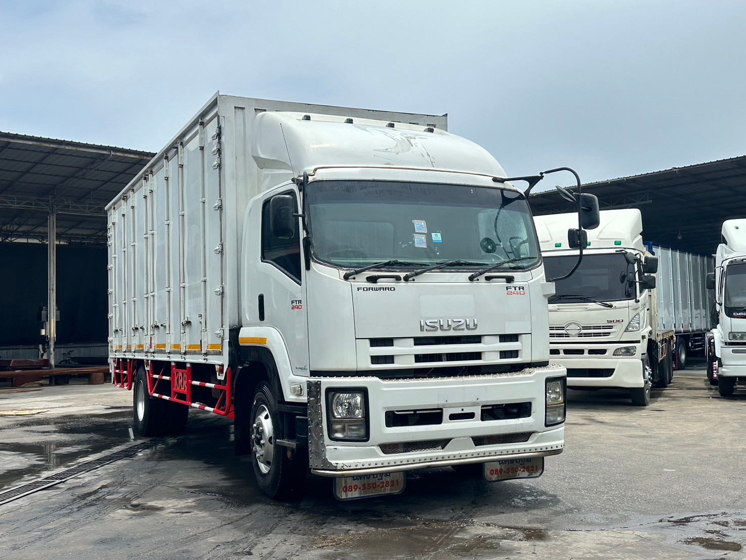 6ล้อตู้ทึบ7.65ม.8น๊อต ISUZU FTR 240 ปี2560 ย.7.6ก.2.35ส2.5ม.930,000บ.ปรับลง890,000บ.3921