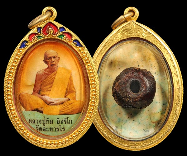 ล๊อคเก็ตฉากสี ปี33 หลวงปู่ทิมหลังแปะเม็ดประคำ สวยหายากสุดๆ เต็มสูตรเลี่ยมทองงานมือ สุโขทัย ยิงเม็ดไข่ปลา