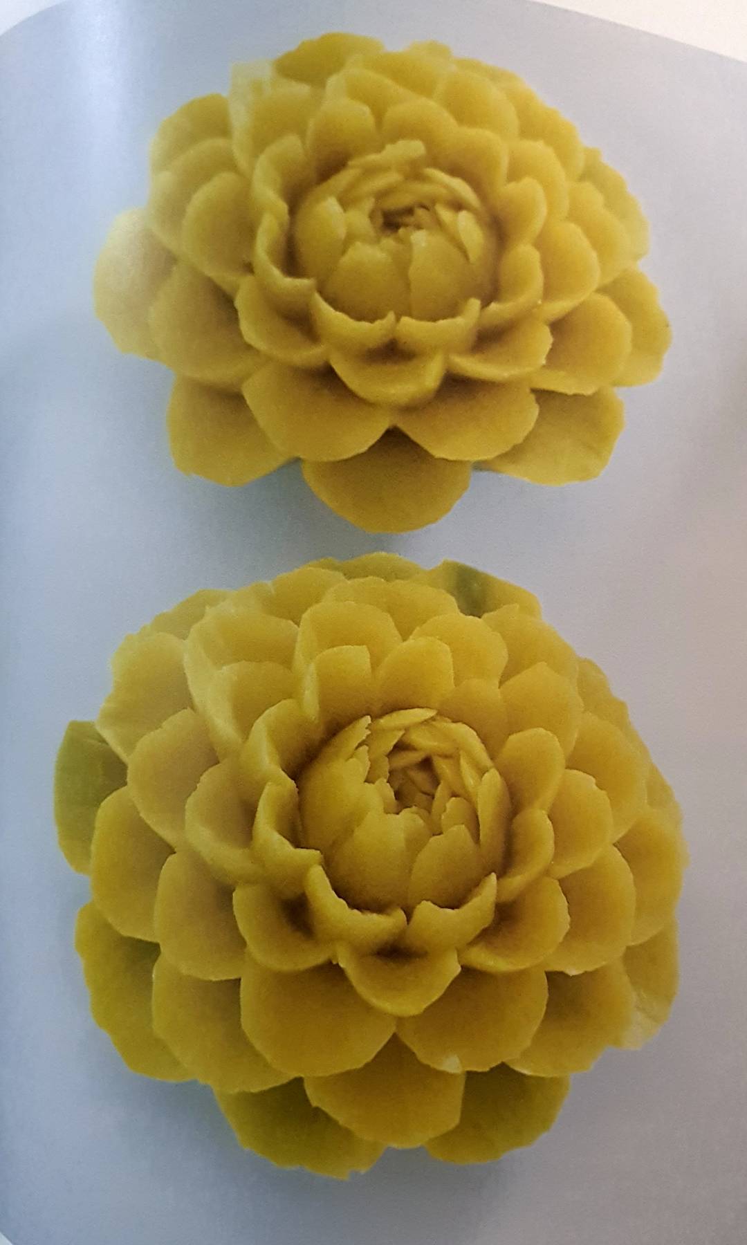 งานสลักผักผลไม้ เล่มนี้ จำแนกหมวดหมู่ตามผักผลไม้ที่ใช้ และเรียงลำดับจากง่ายไปยาก