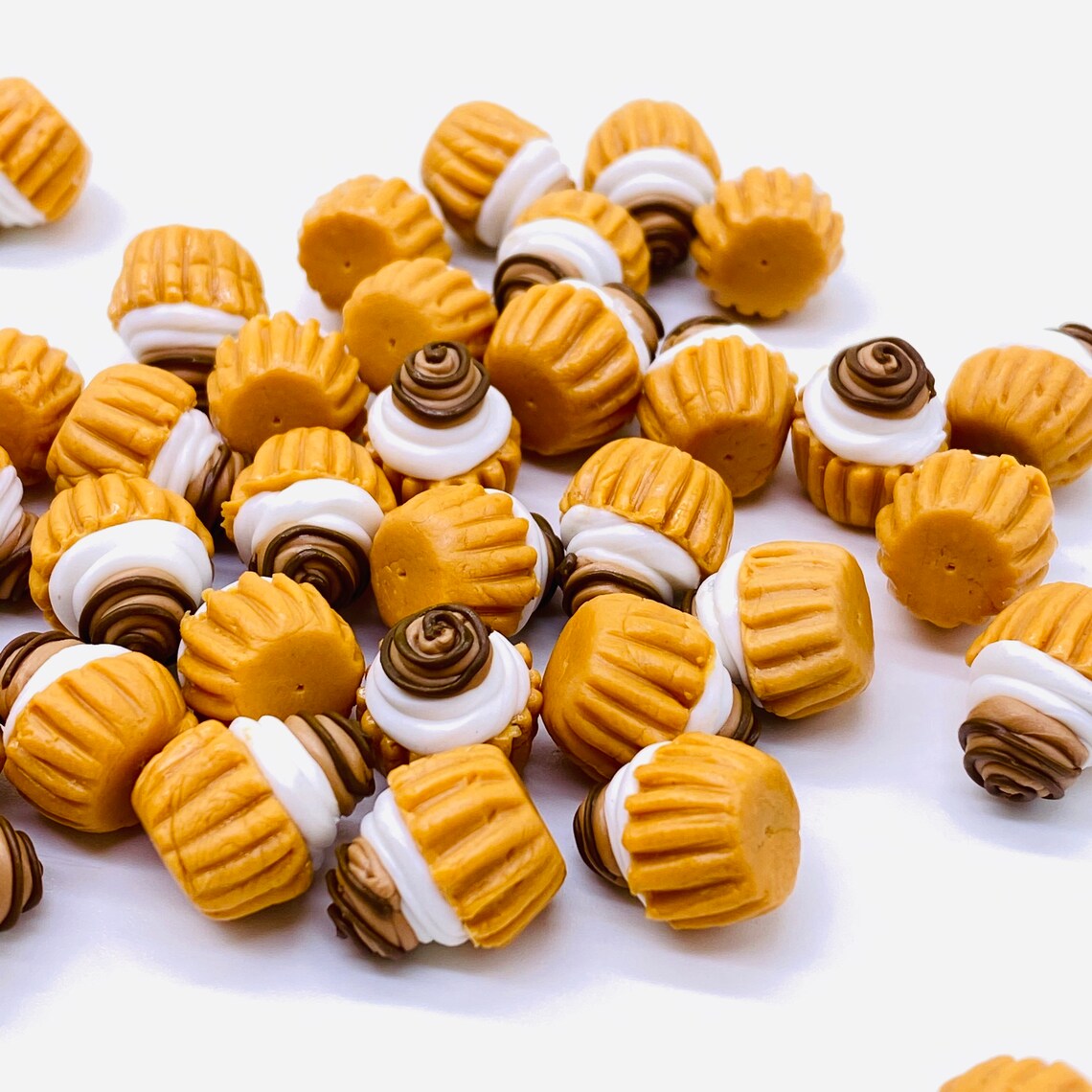 10 pieces Miniature Cupcake (Fake Food) ทำจากดินปั้น อาหารปลอม ขนมปลอม