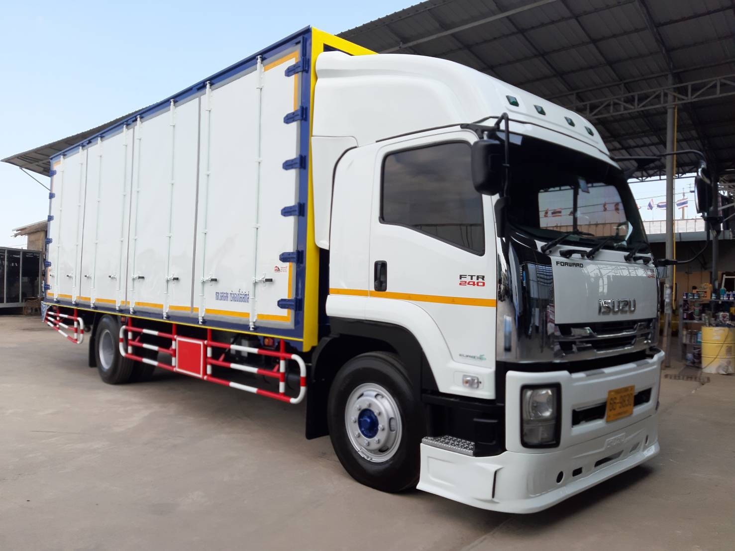 6ล้อตูัทึบ7.5m ISUZU FTR 240 ปี56 7.5m 1,050,000